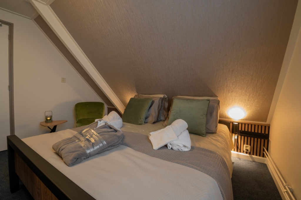 Budgetkamper met badjassen 2e verdieping