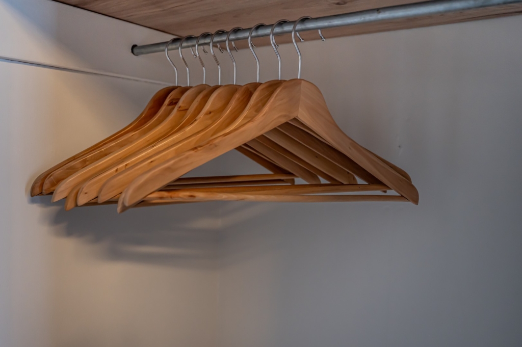 Je kleding garderobe handig ophangen in je kamer bij B&B de Wadden.