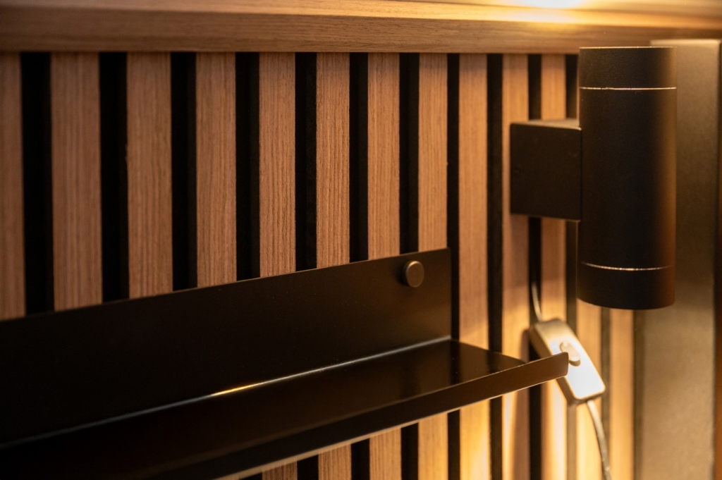 Plankje lampje naast bed